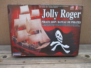 LINDBERG 70874 Model Kit Jolly Roger Pirate Ship FACTORY SEALED Level 2