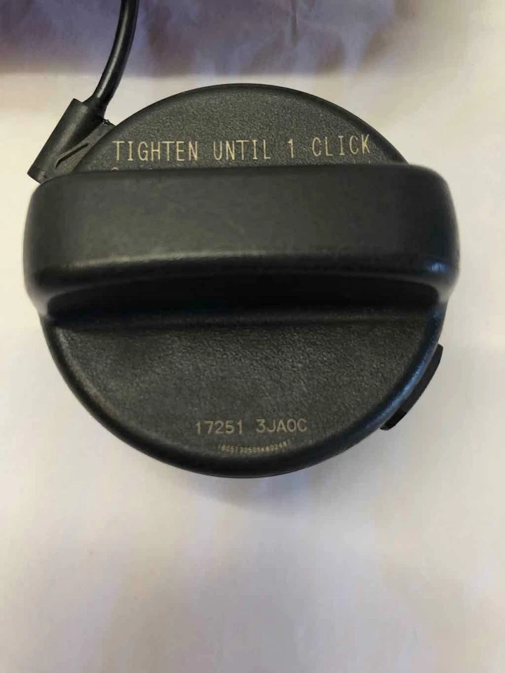 Cubierta de tapa de puerta del tanque de gasolina de llenado de combustible trasero Nissan Versa 2014-2017 Foto 3 de 4