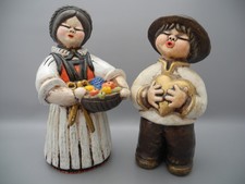 Lene Thun Frau mit Obstkorb Junge mit Herz Bozen Italien Figur Keramik Früchte