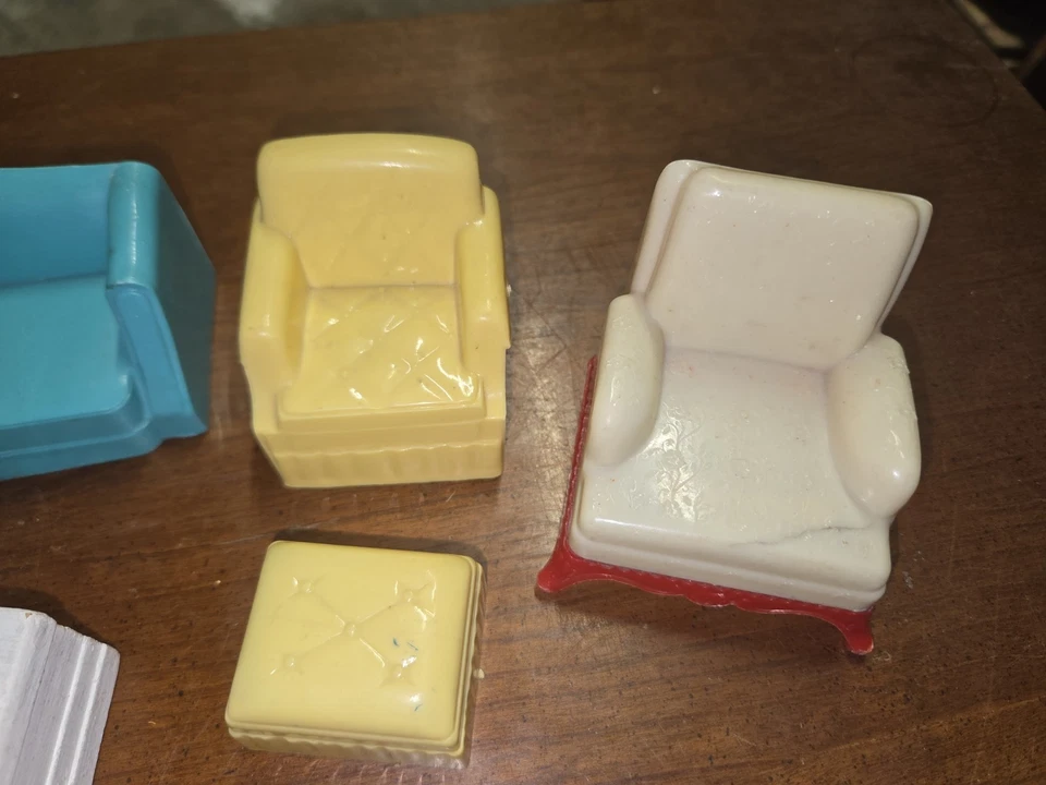 Lote De Colección Sillón Casa de Muñecas Renwal Marfil Marx Amarillo Silla Y Taburete Sofá Azul Foto 3 de 4