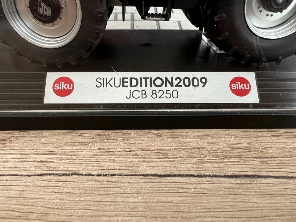 Siku 1:32 Edizione 2009 JCB 8250 In Condizioni Nuove Con Scatola Di Plastica - Immagine 2 di 4