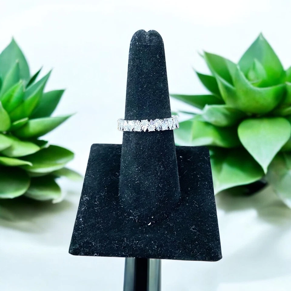 Anillo de banda de eternidad conjunto ilusión diamante redondo natural de oro blanco de 14k Foto 2 de 4