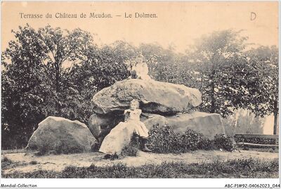 ABCP1-92-0023 - Terrasse du château de MEUDON - Le Dolmen