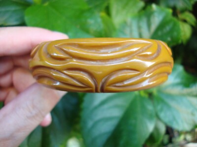 Vintage 7/8'' Greenish Yellow Bakelite Bracelet! Unique Deep Abstract Carvings!
