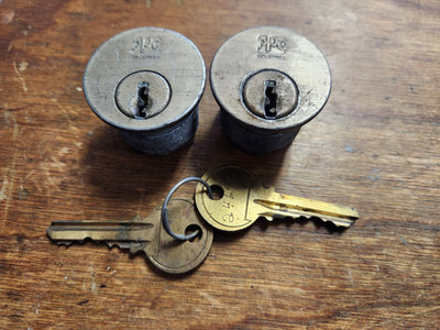 Locksmiths! 1 pair used diecast 15/16'' mortise cylinders keyed alike w/2 Y1 keys