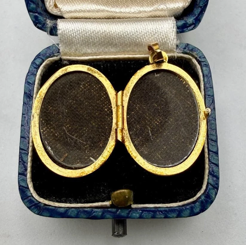 Vintage 9k Solid Rose Gold Oval Floral Locket Pendant - Image 3 of 4