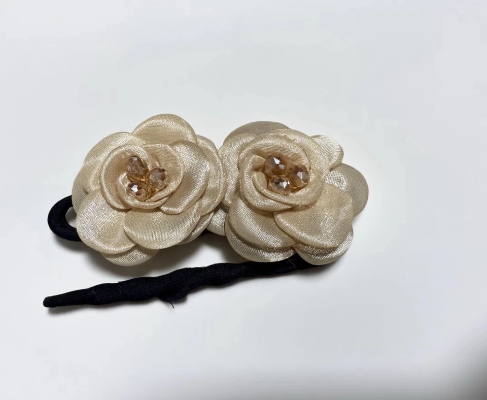 米色缎面花朵发夹带水晶中心女士头发配件 — 第 4/4 张图片
