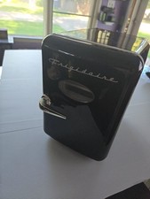 Mini Nevera Frigidaire Retro Negra, Descongelación Manual, Puerta de Tirador Único-USADA EN EXCELENTE ESTADO