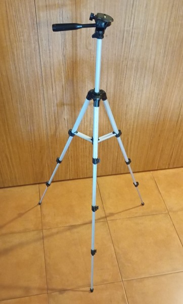 Trípode de aluminio con un diseño ligero y práctico