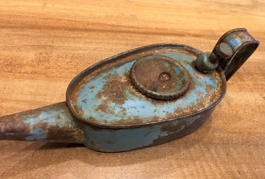 Antiguo Dispensador de Aceite Antiguo Original Hierro Forjado a Mano Azul Pintado Raro Foto 4 de 4
