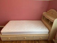 Mobilier chambre lit simple