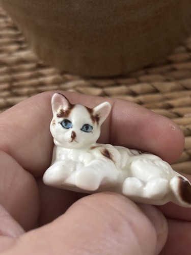 Dollhouse Miniature Porcelain Mama Cat & Kittens Playing 1:12 - Picture 9 of 10