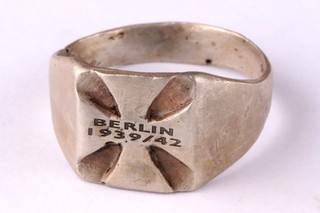Berlin 1939 42 Ring war period WW2 German Iron Cross WWII Badge Award Germany