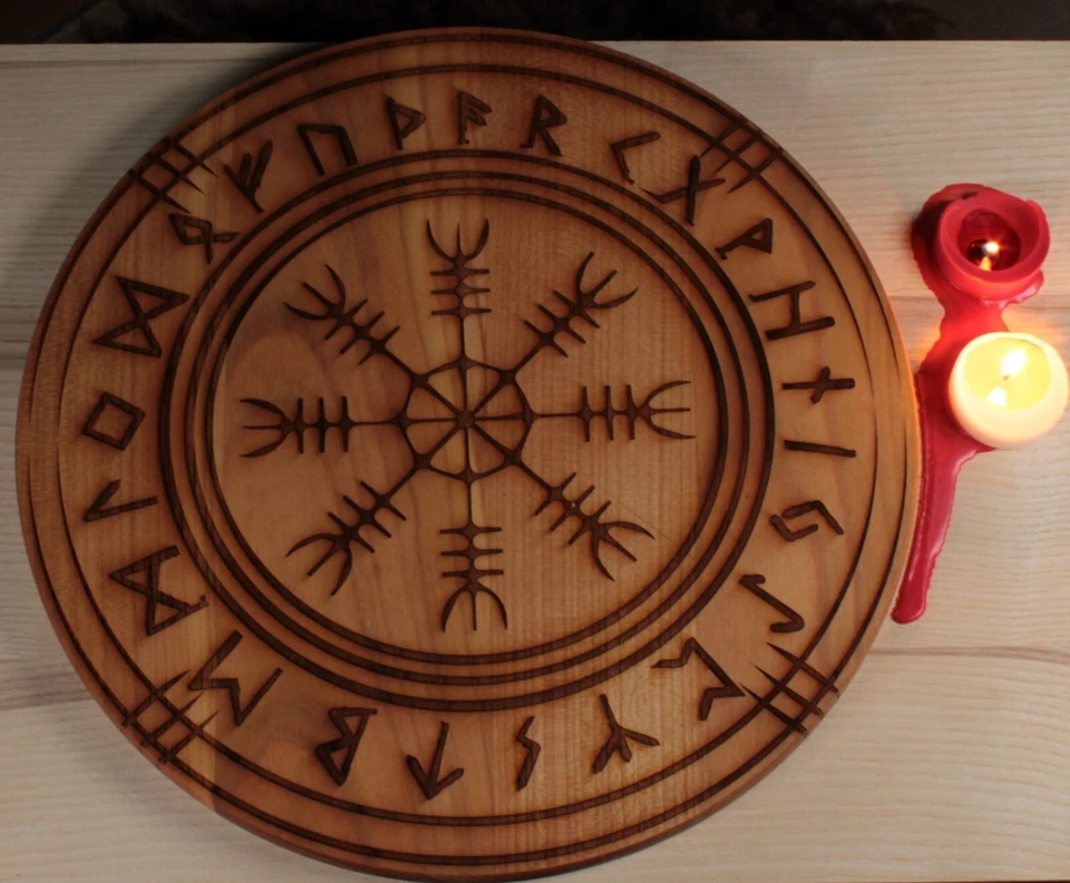 Altarscheibe Runenkompass Wanddeko mit Kerzenhaltern und Gläsern aus Kirschholz - Bild 4 von 4