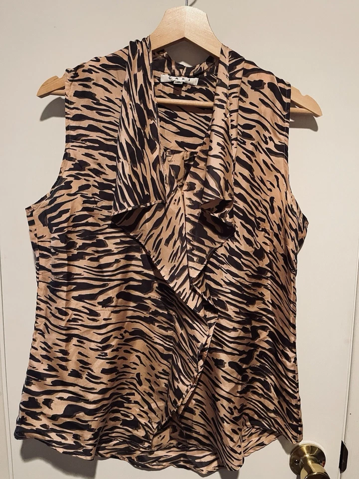 Blusa animal CAbi 100 % seda sin mangas con volantes talla mediana rosa gris Foto 2 de 4