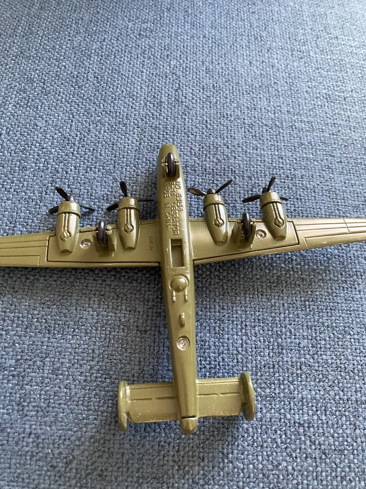 Modelo fundido a presión B-24 Liberator consolidado de 5 pulgadas escala 1/159 de MotorMax Foto 4 de 4