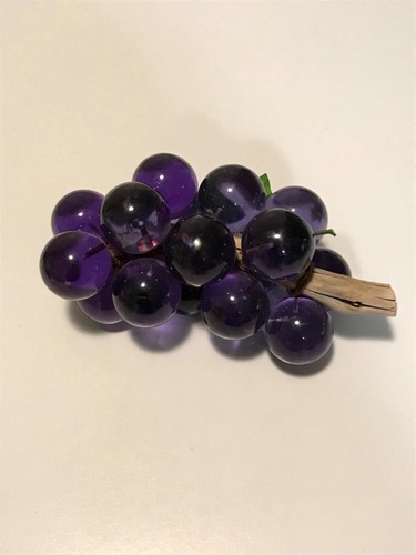 VINTAGE HEAVY LARGE LUCITE GRAPE CLUSTER - PURPLE W GREEN LEAVES & BRANCH - Picture 3 of 5