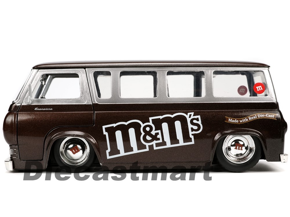 Jada 1:24 Red M&M's Figure & 1965 Ford Econoline Delivery Van