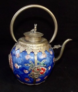 Eine Vintage orientalische Porzellan & Metall Saki oder Teekanne blau & rot
