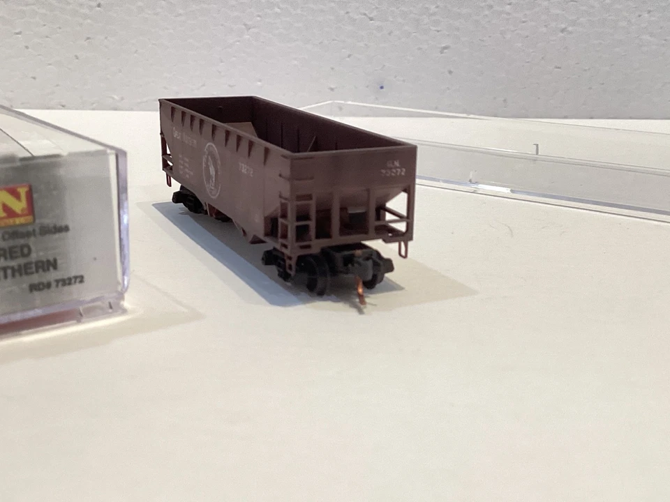 MICRO TRAINS 05544060 055 44 060 GREAT NORTHERN GN WEATHERED 33' TWIN HOPPER  N - Image 4 of 4