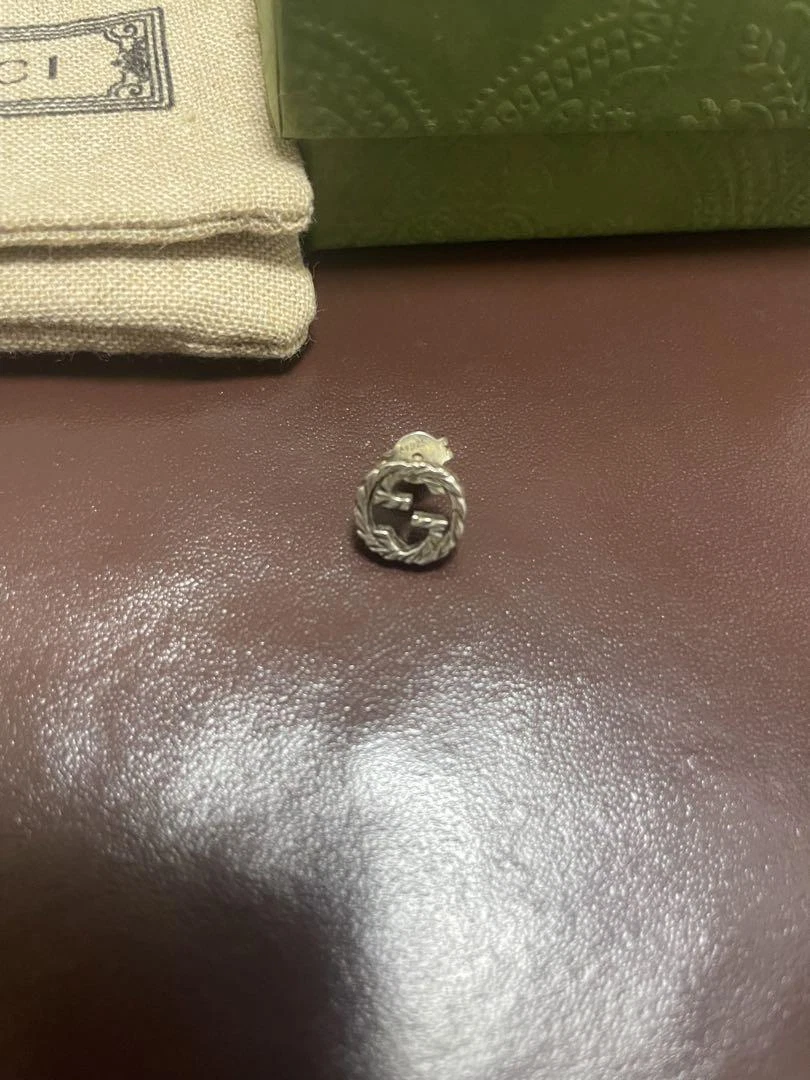 Gucci Boucle d'oreille clou imbriqué une oreille arabesque fumé forme ronde accessoires