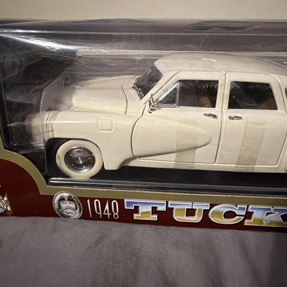 Литая модель американского автомобиля Road Legends 1948 Tucker масштаб 1:18 белая - Изображение 3 из 4
