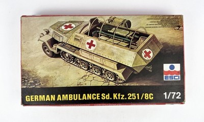 ESCI 8067 German Ambulance Sd.Kfz.251/8C 1/72 Scale Plastic Model Kit
