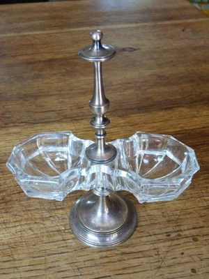 ancien double saleron en verre ou cristal avec prise centrale en métal - Photo 1/4