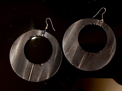 Vtg 80s Huge Metal Dangle Hoops Pierced Earrings~ Black w/Silver Wavy Lines 3.5" - Picture 5 of 8