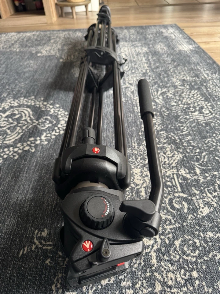 Trípode de video profesional Manfrotto 546B stock muerto tienda stock muerto Foto 3 de 4