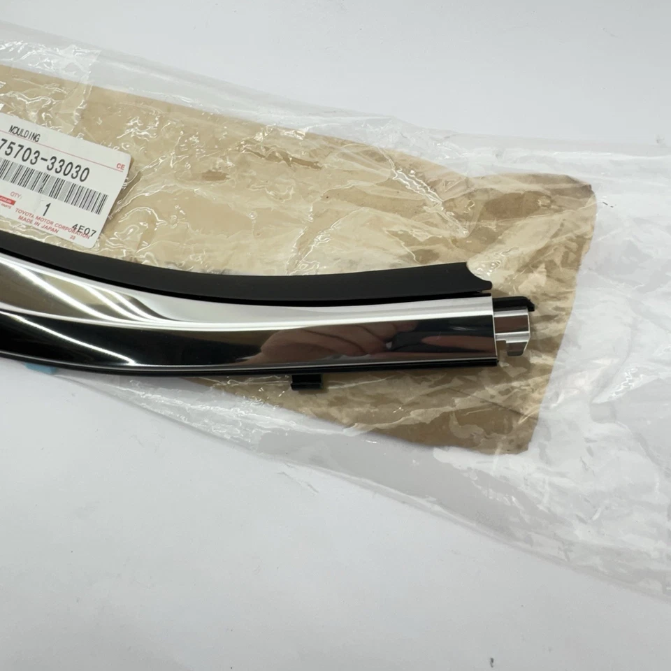 Lexus ES250/300H/350 2019-2024 moldura de cinturón trasero derecho OEM 75703-33030 Foto 4 de 4