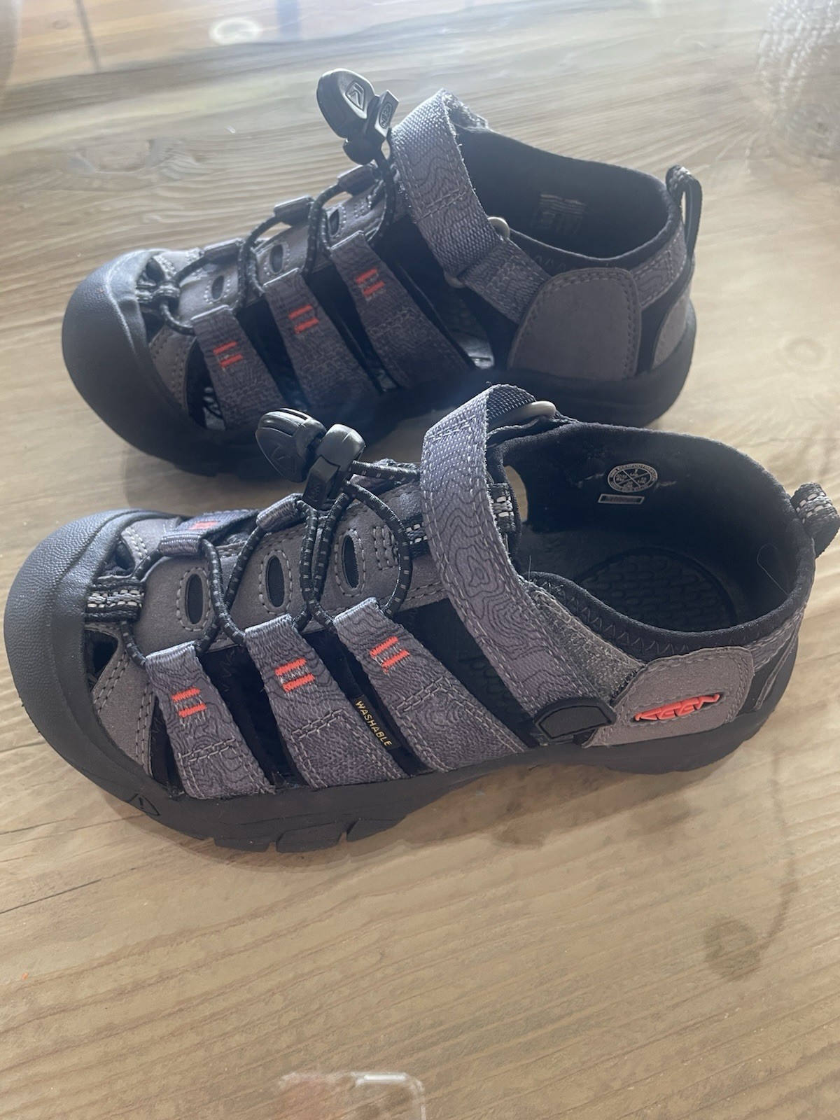 Sandali KEEN bambino taglia 1 acciaio colore grigio e nero ottime condizioni senza scatola