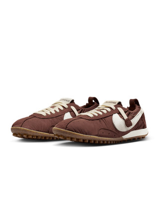 HV8547-200 Jacquemus Nike Damen Moon Shoe Fauna Brown (Damen)