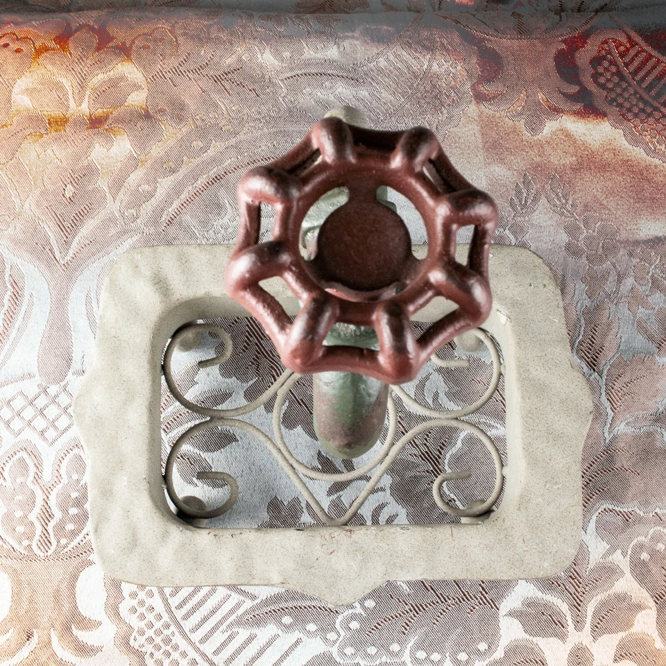 Grifo de fregadero de metal decorativo vintage de lima verde artesanal 7" L x 6,75" W Foto 3 de 4