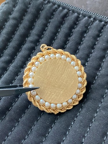 FINE ESTATE CUSTOM 14K SOLID ROUND PENDANT WITH ROPE BORDER AND 2MM PEARLS - Picture 6 of 6