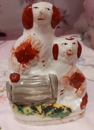 Staffordshire King Charles Spaniel Dogs on Barrel Flatback Figure 11cm tall - Picture 2 of 4
