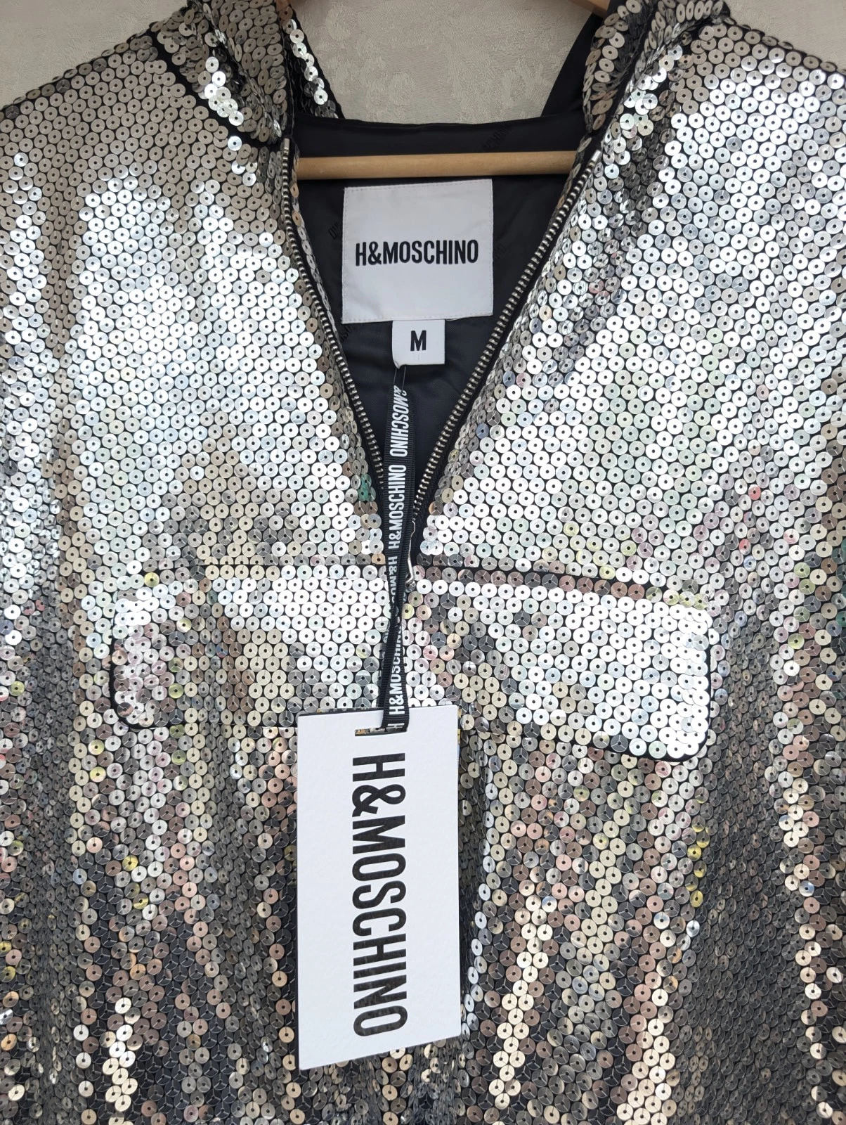 Abito con cappuccio e paillettes argento di design Moschino X H&M nuovo con etichette taglia UK M