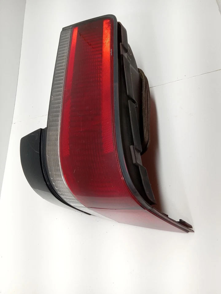 Luz trasera izquierda Ford Escort 1988-1990 hatchback montada en QTR OEM, 166-01357L Foto 4 de 4