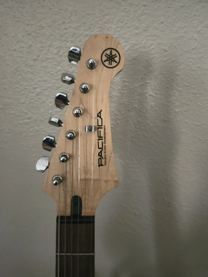 Guitarra Eléctrica Yamaha Pacifica Stratocaster PAC012 HSS Negra Principiantes Foto 4 de 4