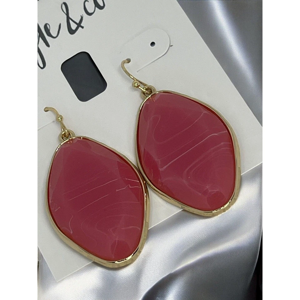 Pendientes colgantes de piedras sintéticas en tono dorado estilo llamativo intrincado brillante elegante Foto 4 de 4