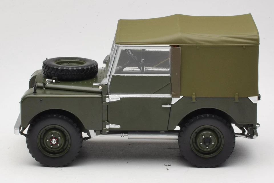 150168909 Land Rover 88 Series I Matt Green Minichamps 1:18 - Image 4 of 4