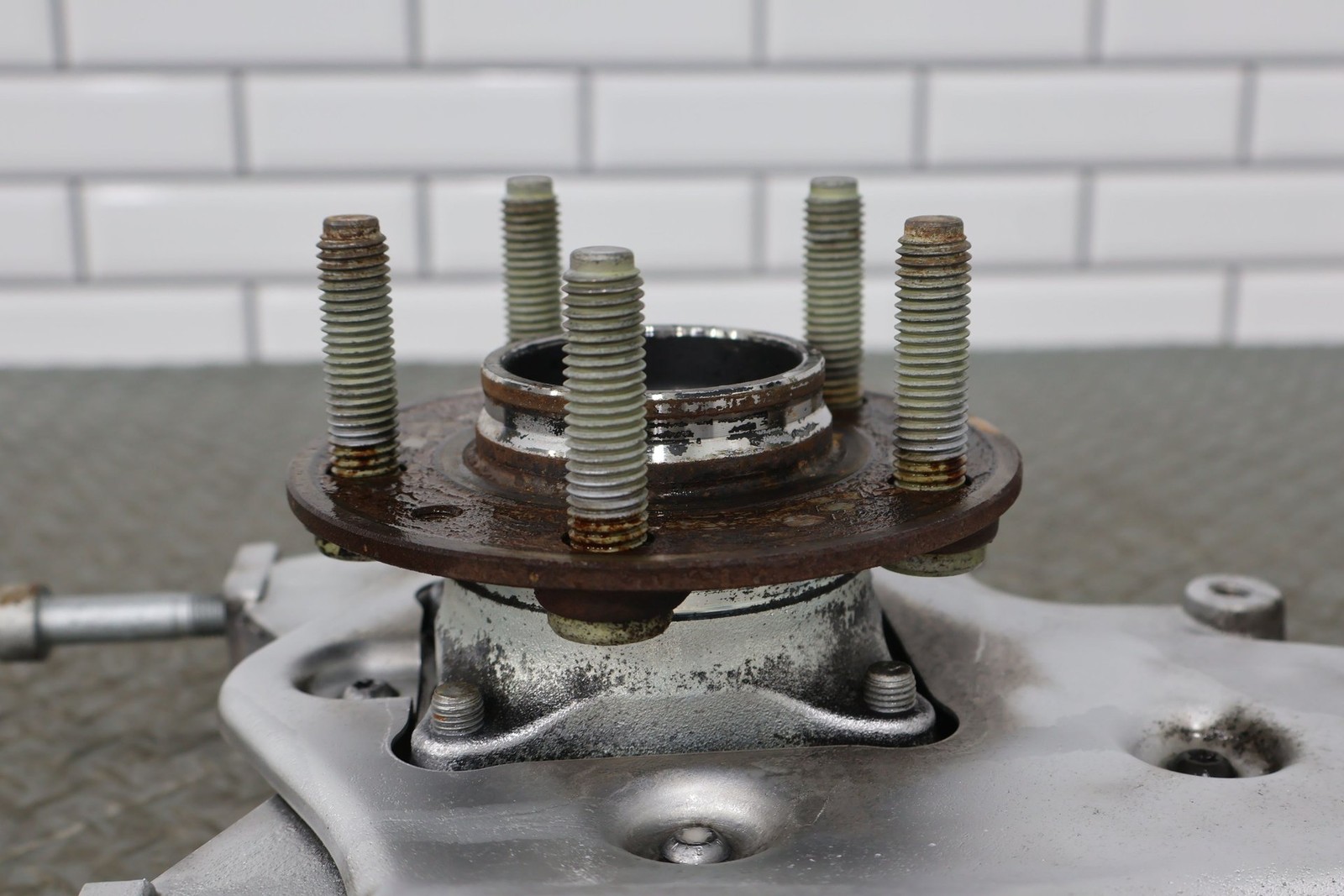 2009 Aston Martin V8 Vantage Rear Left LH Spindle Knuckle W/ Hub (61K Miles)