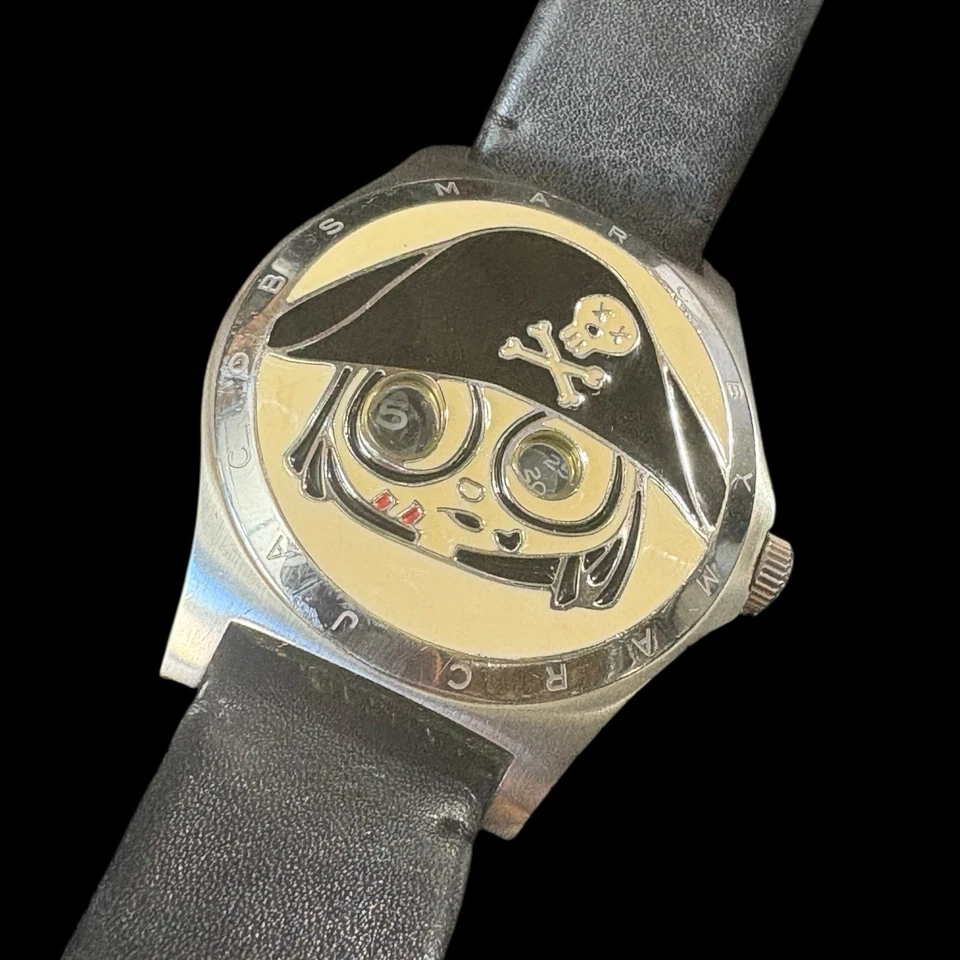 Reloj pirata Marc Jacobs calavera y huesos cruzados Y2K plata esfera negra unisex Foto 2 de 4