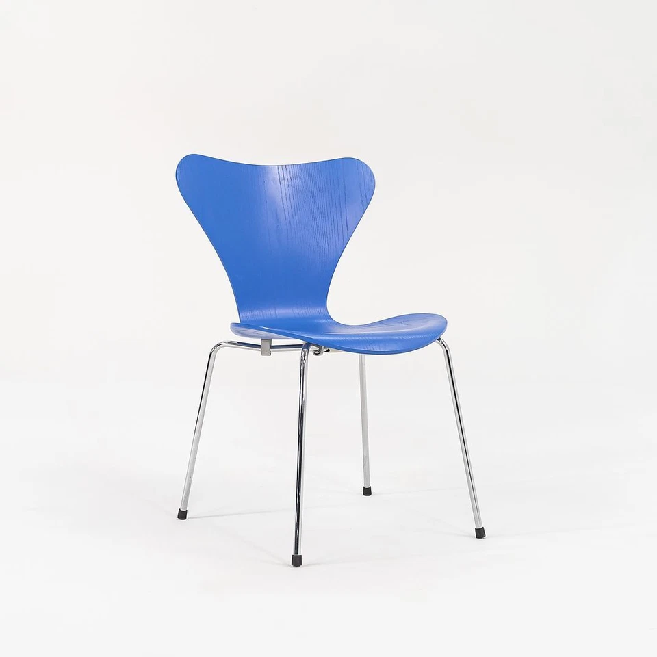1996 Arne Jacobsen for Fritz Hansen Series 7 Chair in Blue Model 3107 Sets Avail - Image 4 of 4