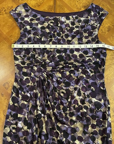 Connected Apparel Rüschen Faux Wickelkleid Gr. 12 Ärmellos Lila Beige Geometrisch - Bild 7 von 8