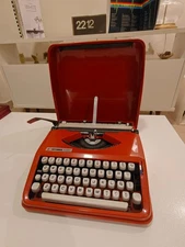 HERMES BABY TYPEWRITER. CURSIVE. SPANISH LAYOUT. ORANGE. 1970s. POP ART