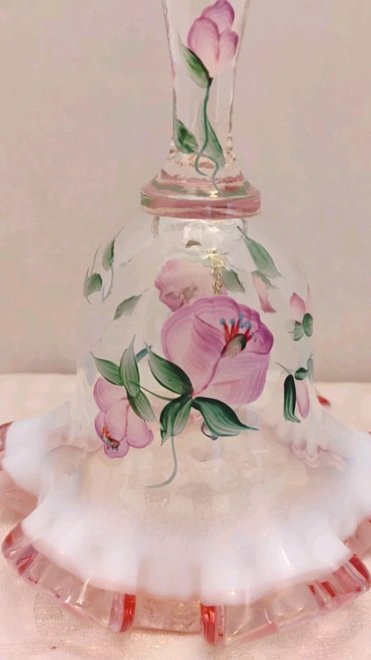 Campana opalescente con cresta rosa con volantes Fenton firmada pintada a mano, 7" Foto 2 de 4