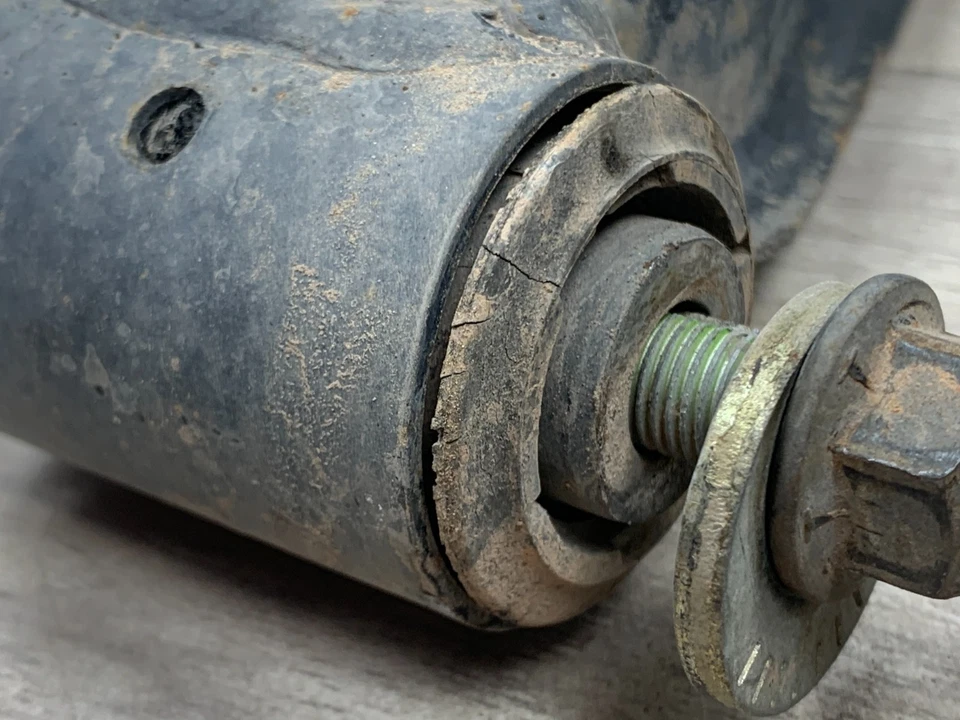 Juego de brazo de control inferior trasero Mazda Miata 1999-2005 OEM conductor pasajero nuevo en caja *leer* Foto 2 de 4