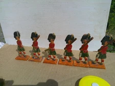 Napoleonic British Highlanders marching, wood semi-round 60mm, DJ