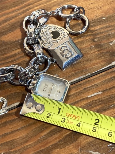 Reloj de pulsera con dijes Kathy Van Zeeland para mujeres tono plateado funciona con batería nueva - Imagen 6 de 6